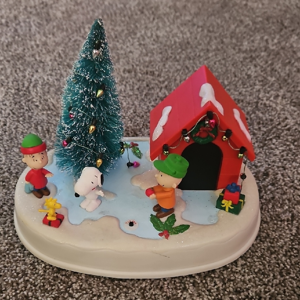 2014 Peanuts Light Up Animated Musical Christmas Snow Scene